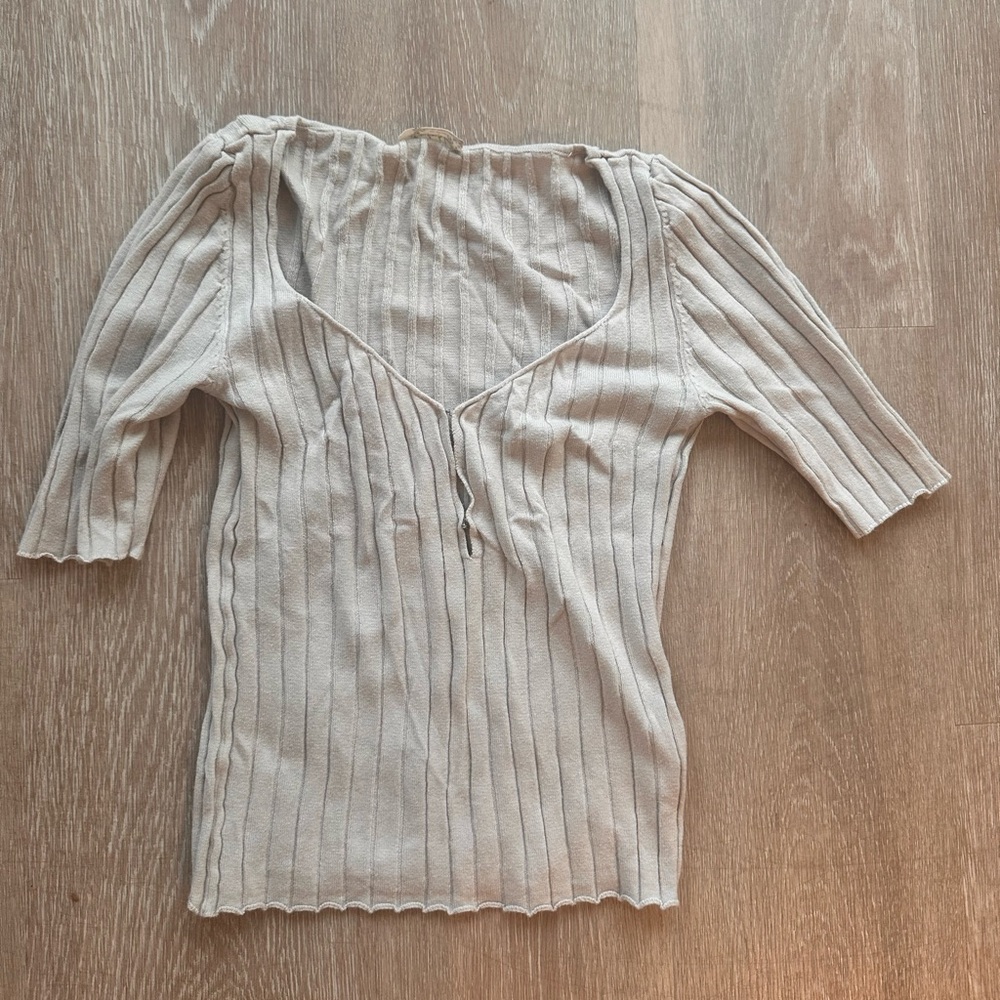 Free people! Super cute and soft v-neck knit top (XS) (GOOD CONDITION) (CREAM)